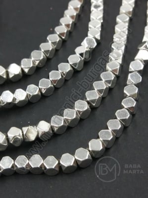 Cub de hematit 4x4mm, gaură fațetată 0.8mm ~95 buc ~40cm 1 buc 353209