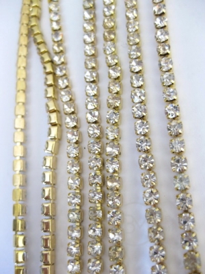 Panglică metalică aurie cu cristal transparent SS 6 -2mm 1 meter 151013
