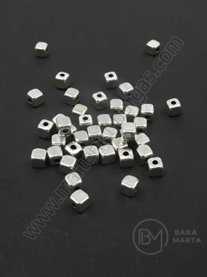 Mărgele metallice 4x4mm color argintie, gaură 1.5mm, 1 pachet, 20 buc. 306571