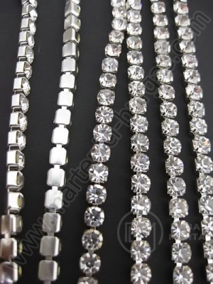 Panglică metalică argintie cu cristal transparent SS 16 -3.5mm 1 meter 151746