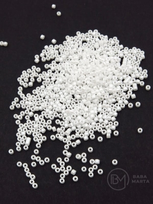 Mărgele de sticlă 2x2mm 40grame ~4400 bucăți 331103