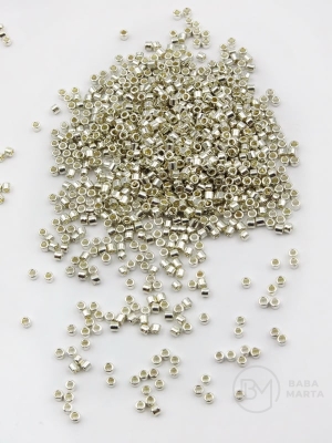 Mărgele de sticlă 2x2mm 40grame ~4400 bucăți 331140