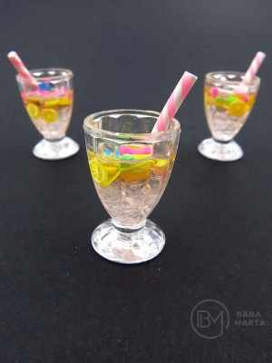 Pendant cupă plastic 25x17mm cu orificiu pentru cocktail 2mm 2 pieces 335672