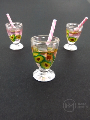 Pendant cupă plastic 25x17mm cu orificiu pentru cocktail 2mm 2 buc 335673
