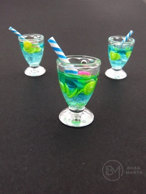 Pendant cupă plastic 25x17mm cu orificiu pentru cocktail 2mm 2 buc 335680