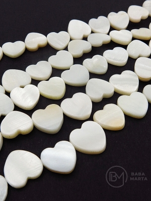 Inimă din sidef ~13x~13x~3mm culoare alb ~31 buc ~38cm 1 șir 352979