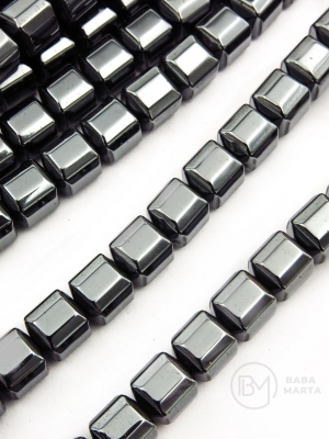 Hematit pătrat 8x8mm, gaură 1.5mm, 40cm ~50 buc. 1 brad 353581