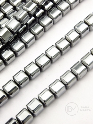 Hematit pătrat 8x8mm, culoare argintie, gaură 1.5mm, 40cm ~50buc 1 brad 353582