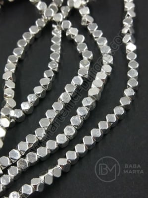 Cub de hematit 3x3mm, gaură fațetată 0.8mm ~135 buc ~40cm 1 buc 353207