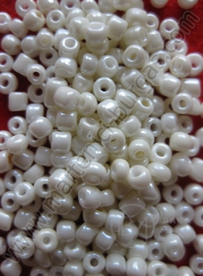 Perlă albă din sticlă 3mm 50g 333075