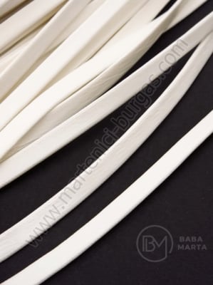 Panglică albă din piele ecologică 6x2mm, lucioasa, front-verso, 5 meters 421162