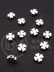 Mărgele metallice trifoi 8x8x3mm color argintie 1 pachet 20 buc 306549