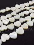 Inimă din sidef ~13x~13x~3mm culoare alb ~31 buc ~38cm 1 șir 352979